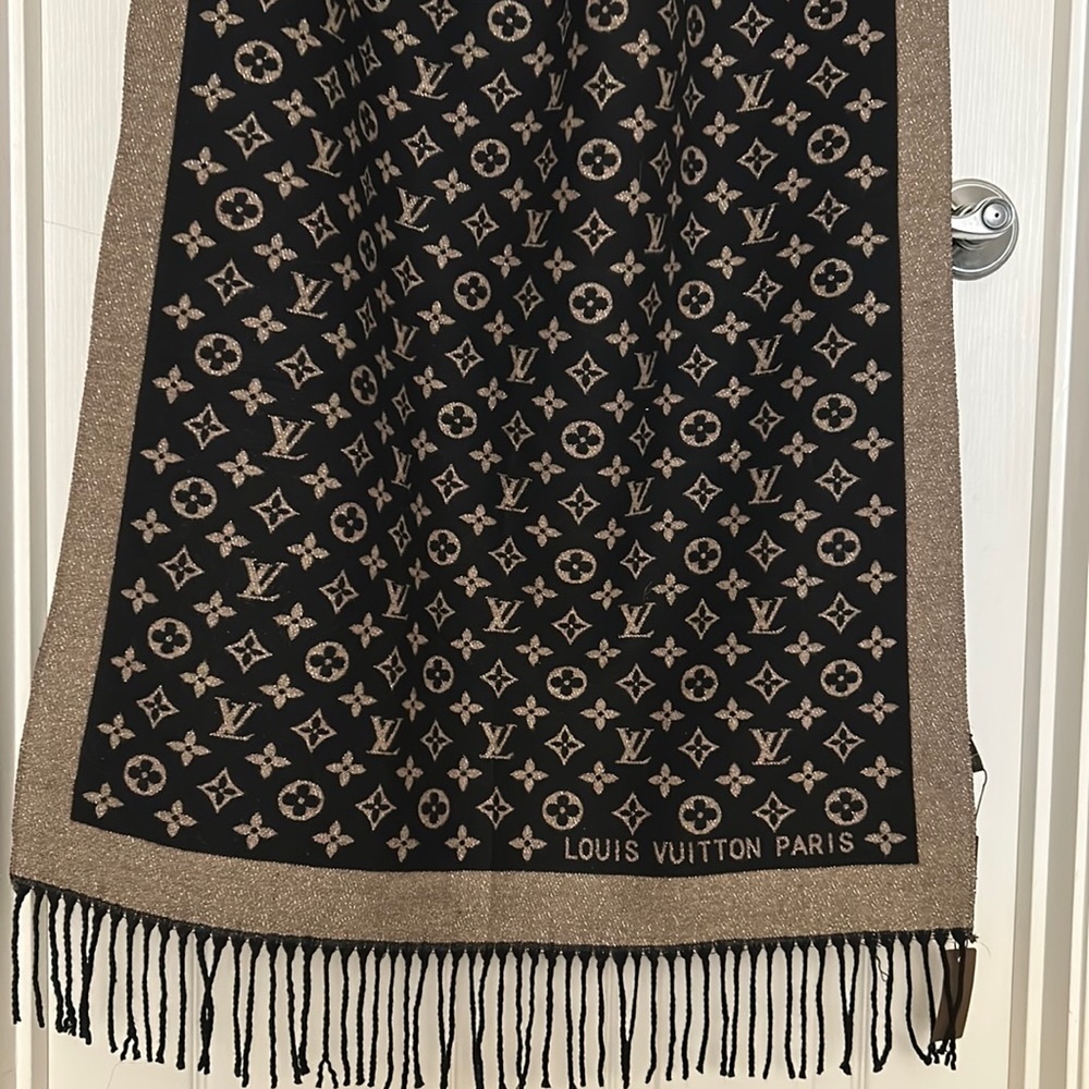 LV scarf